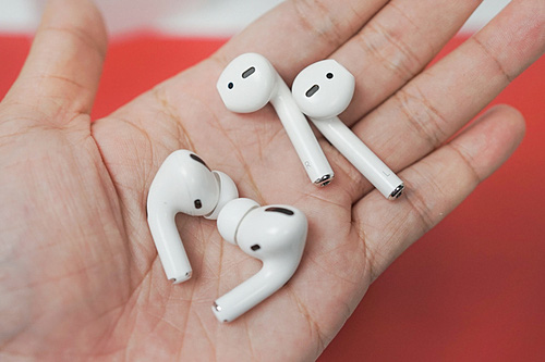 AirPods giúp Apple củng cố vị trí số 1 trên thị trường thiết bị đeo - Ảnh 1.