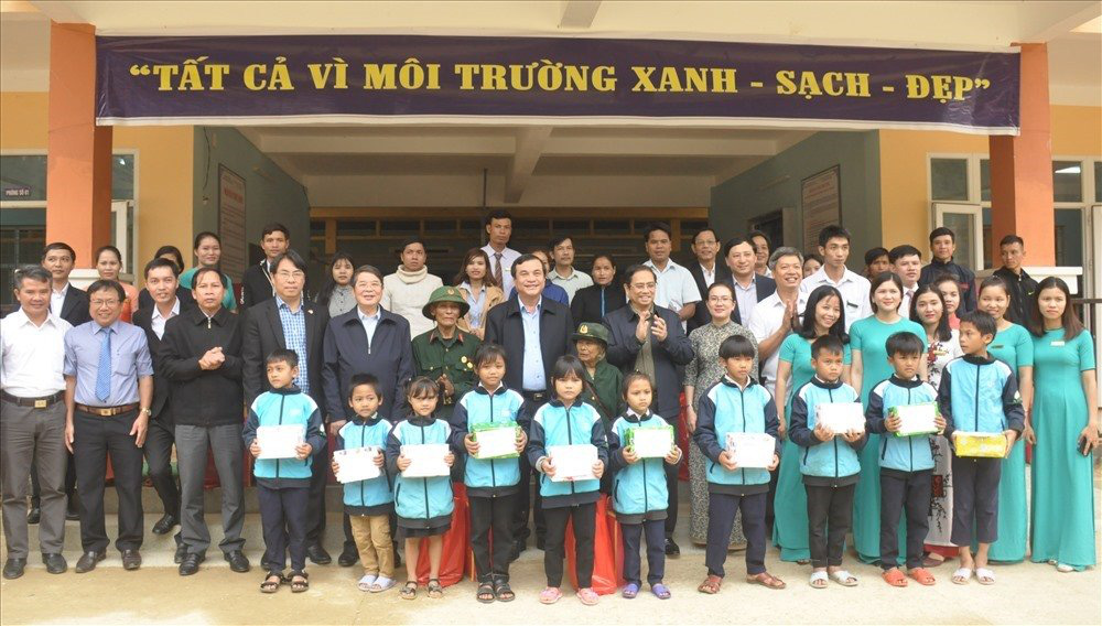 
Politburo member Pham Minh Chinh presents Tet gifts to schoolchildren in Quang Nam province (Photo: baoquangnam.vn)
