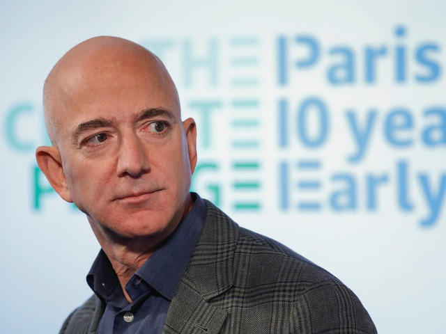 Ông chủ Amazon Jeff Bezos là người kiếm tiền nhiều nhất thập kỷ - Ảnh 1.