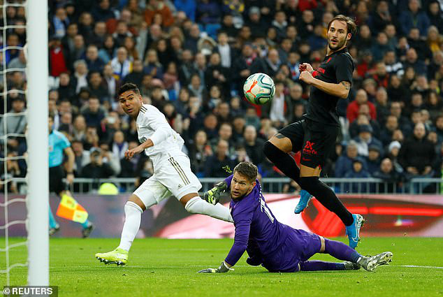 Real Madrid 2-1 Sevilla: Casemiro tỏa sáng, Real giành ngôi đầu bảng - Ảnh 1.