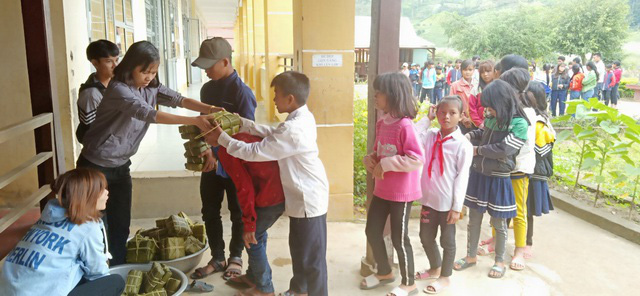 Thầy cô mổ heo, gói bánh cho học sinh vùng cao đón Tết - Ảnh 5.