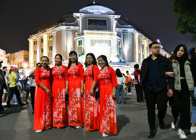 
Right from the beginning of the evening, people and tourists began to arrive at the Hoan Kiem walking street area. (Photo: Thuy Nguyen)
