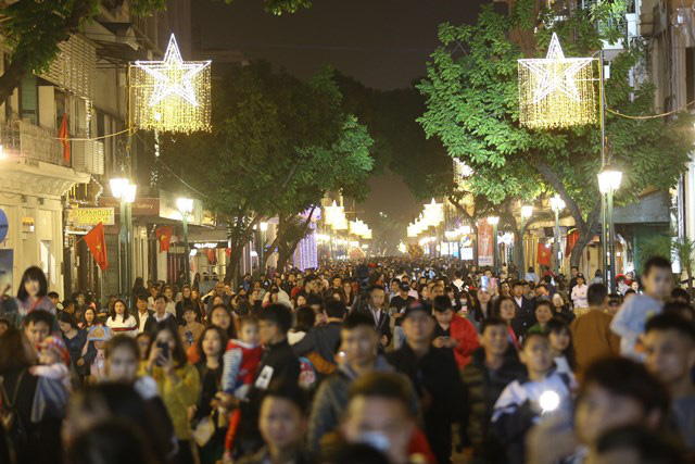 
The main roads in the center of Hanoi are crowded with people and tourists. (Photo: DUY LINH)
