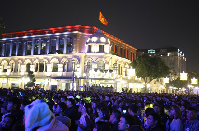 
Thousands of people and tourists watched the musical performances together. (Photo: DUY LINH)
