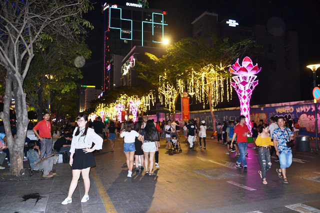 
Crowds of people gathered on Nguyen Hues walking street to welcome the new year.
