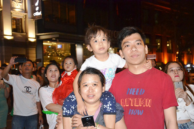 
People eagerly awaiting fireworks at Ben Bach Dang.
