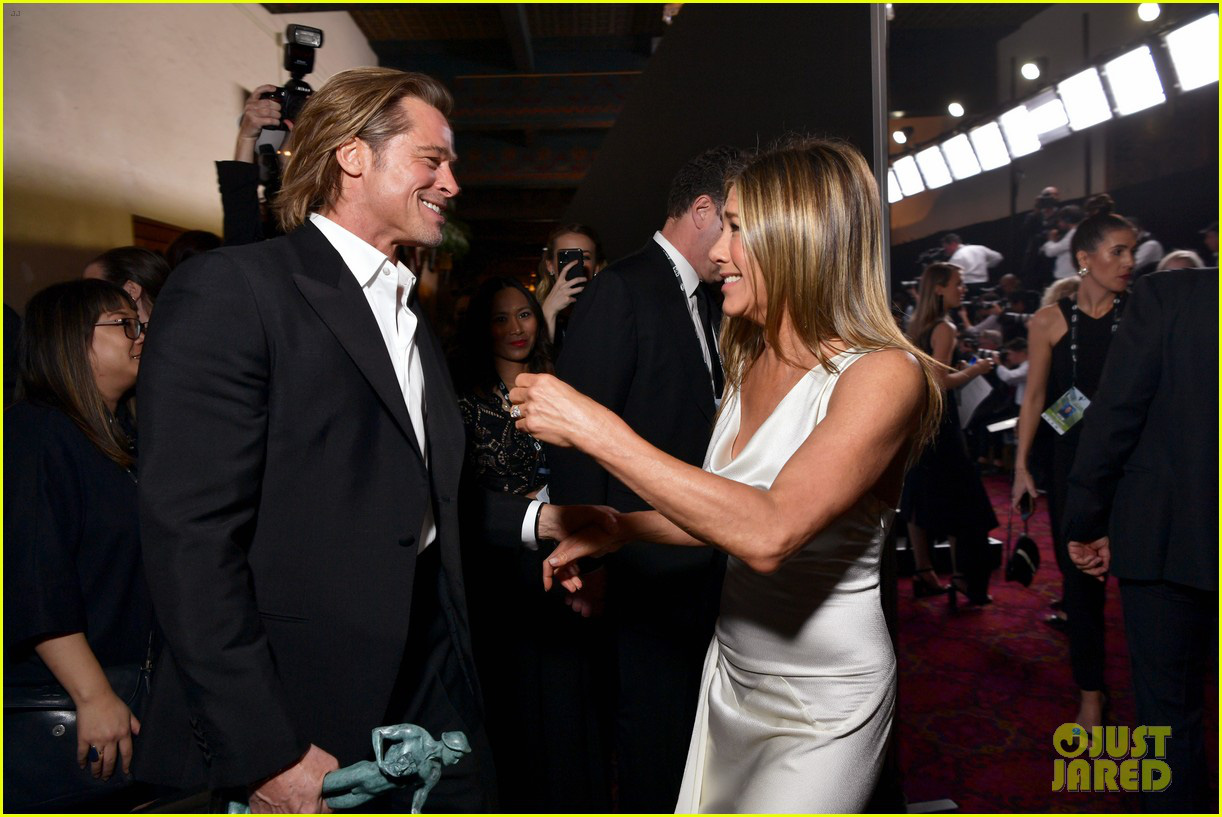Brad Pitt gây sốt với hình ảnh tái hợp với vợ cũ Jennifer Aniston