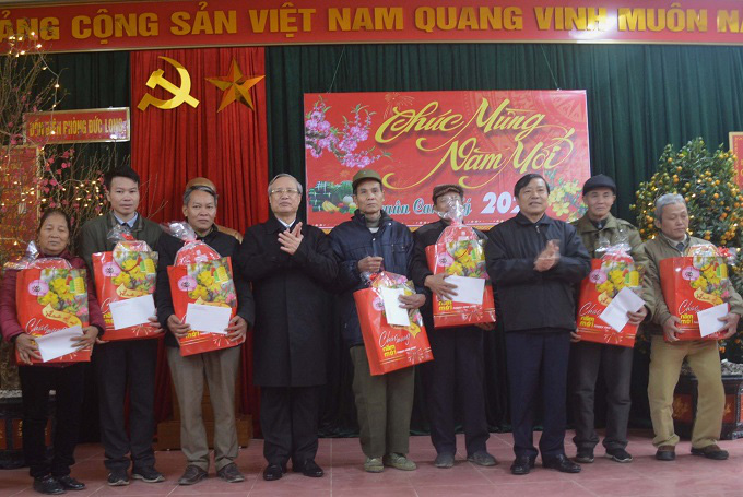 Politburo member Tran Quoc Vuong presents Tet gifts to policy beneficial families in Duc Long commune. 