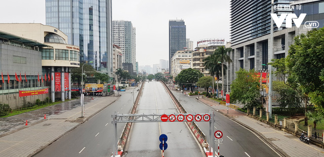 Chùm ảnh: Hà Nội vắng lặng trong buổi sáng đầu tiên năm Canh Tý 2020 - Ảnh 9.