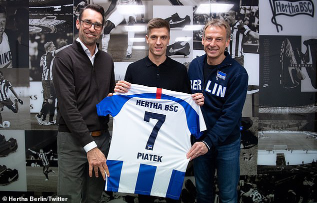 24092074-7948549-Krzysztof_Piatek_holds_up_his_new_Hertha_Berlin_colours_after_si-a-2_1580404949604