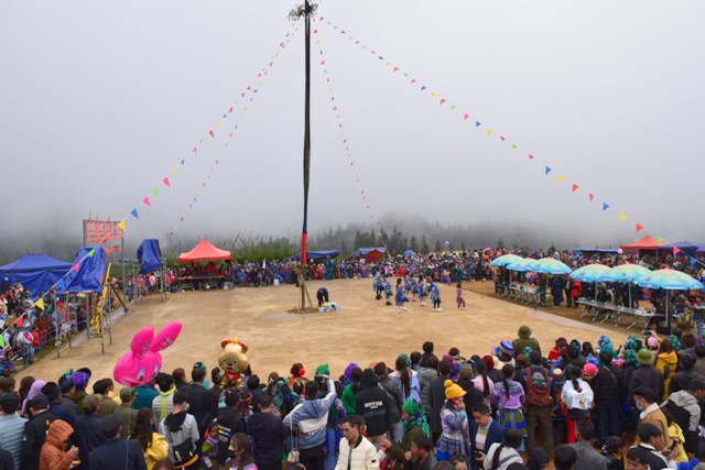 
At Gau Tao festival, H’mong people planted a large bamboo tree with colourful decorations called Cay Neu with a belief that it may draw good luck and expel evil spirits.

 

 
