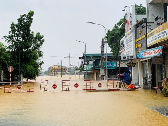 Mưa lũ làm gãy cầu bê tông hàng chục tỷ đồng tại Kon Tum - Ảnh 3.