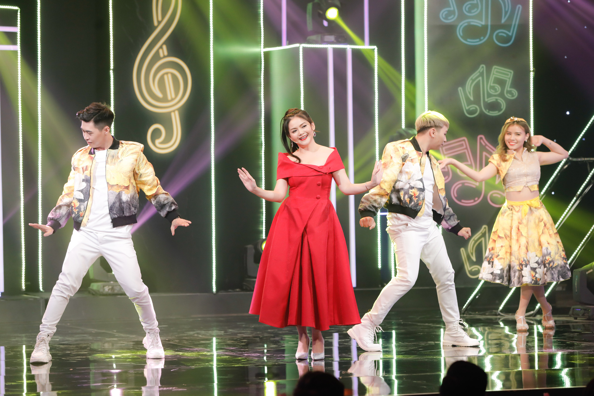 NSƯT Kim Tử Long &ldquo;đứng h&igrave;nh&rdquo; khi vợ bất ngờ xuất hiện tr&ecirc;n s&acirc;n khấu Ca sĩ ẩn danh - Ảnh 1.