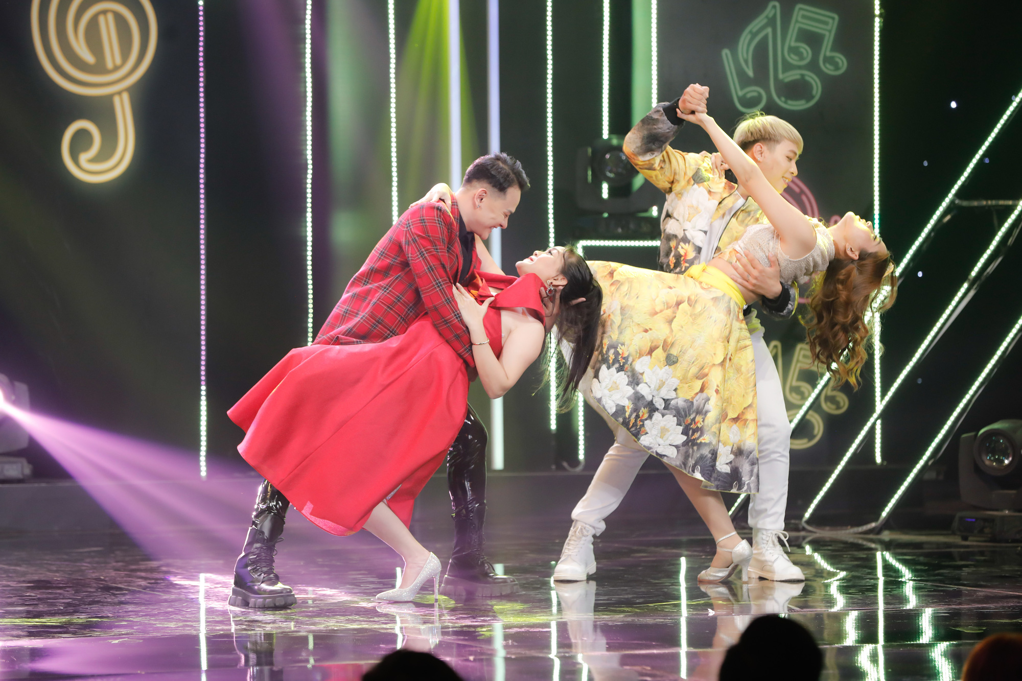 NSƯT Kim Tử Long &ldquo;đứng h&igrave;nh&rdquo; khi vợ bất ngờ xuất hiện tr&ecirc;n s&acirc;n khấu Ca sĩ ẩn danh - Ảnh 3.