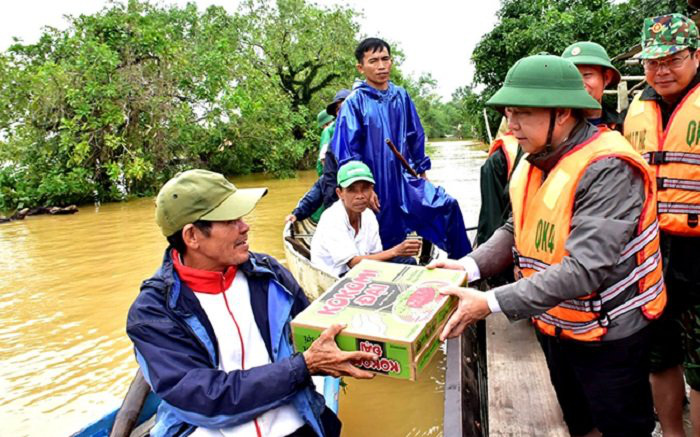 
Thua Thien Hue Province’s leaders present gifts to flood victims in Phong Dien District. (Photo: NDO/Cong Hau) 

 

 
