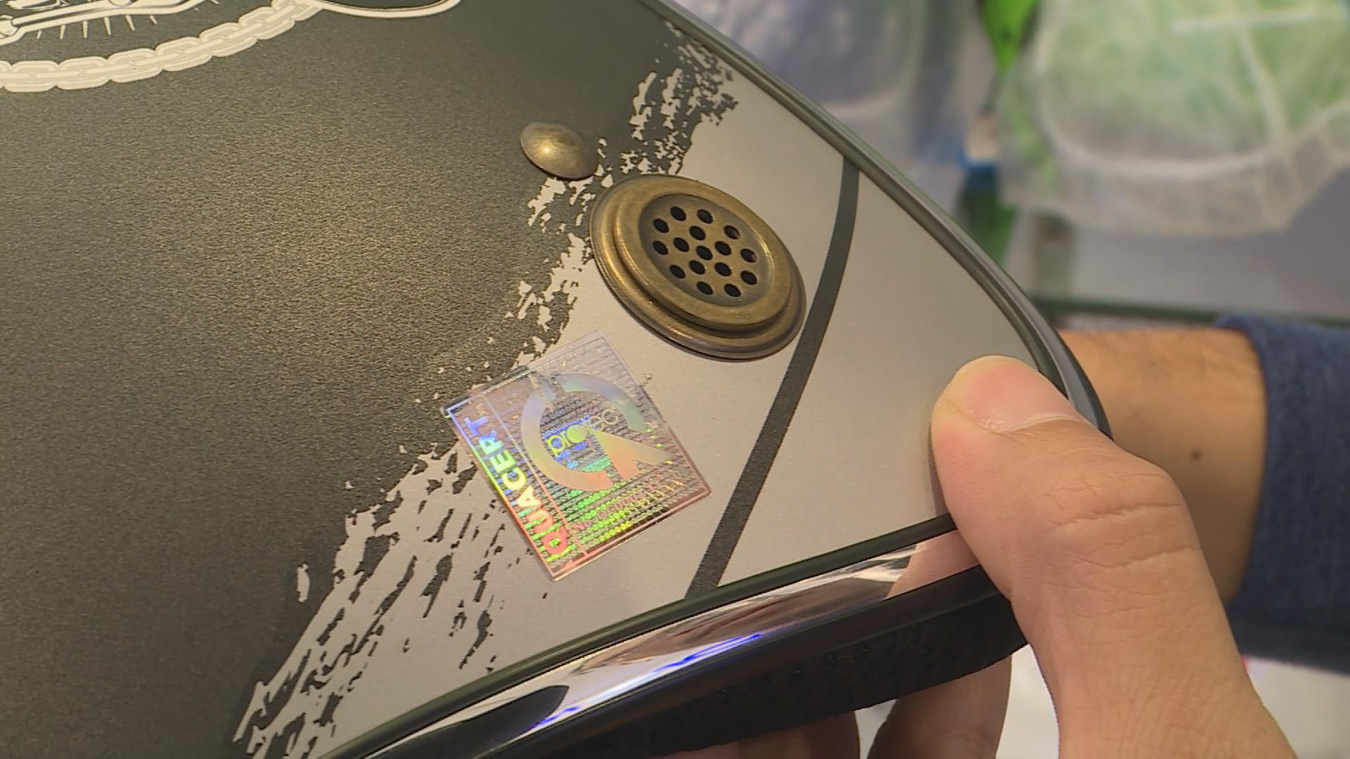 Loại bỏ mũ bảo hiểm lưỡi trai vì không đạt tiêu chuẩn - Ảnh 3. Loại bỏ mũ bảo hiểm lưỡi trai vì không đạt tiêu chuẩn - Ảnh 3.