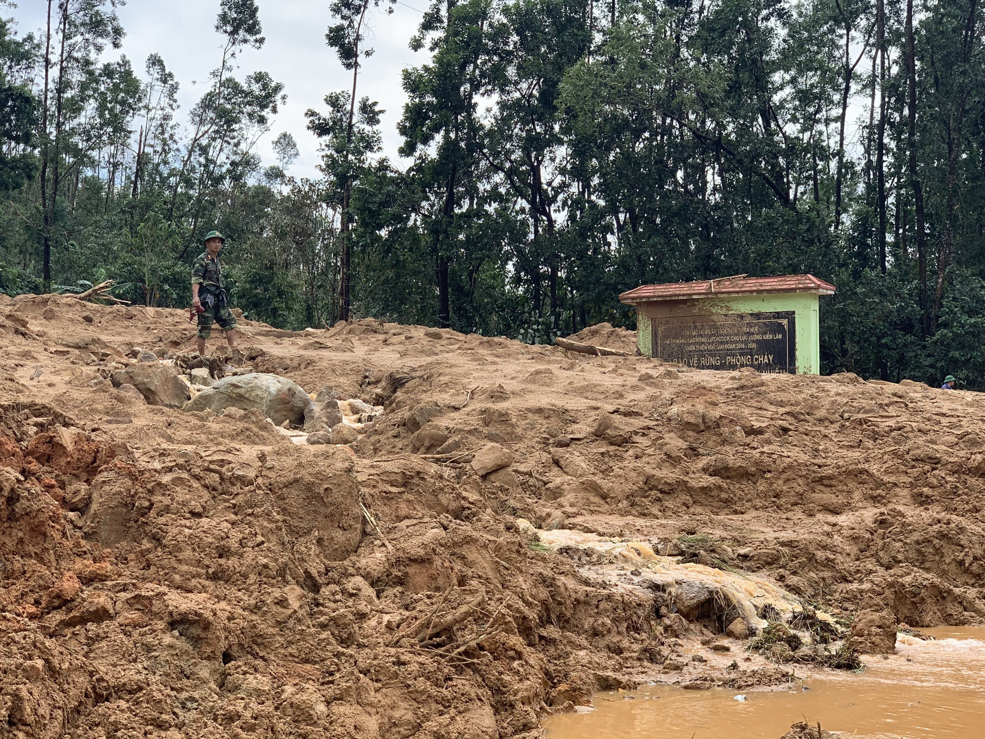 vna_potal_vu_sat_lo_tai_thuy_dien_rao_trang_3_cac_luc_luong_khan_truong_tim_kiem_nguoi_bi_nan_112400196_5069331