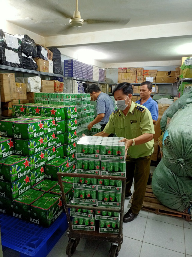 Tiêu hủy hàng trăm thùng bia Heineken nhập lậu, không đạt chuẩn chất lượng - Ảnh 1.