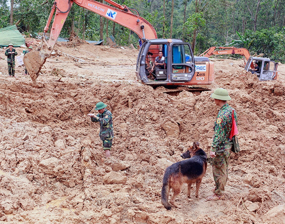 Tiếp tục mở đường, nỗ lực tìm kiếm nạn nhân tại thủy điện Rào Trăng 3 - Ảnh 1.