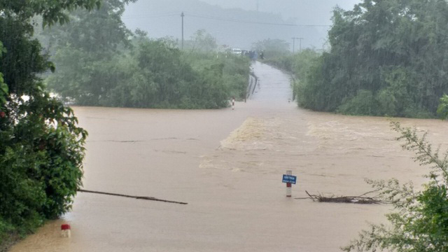 Quảng Bình “căng mình” ứng phó với lũ lớn - Ảnh 1.