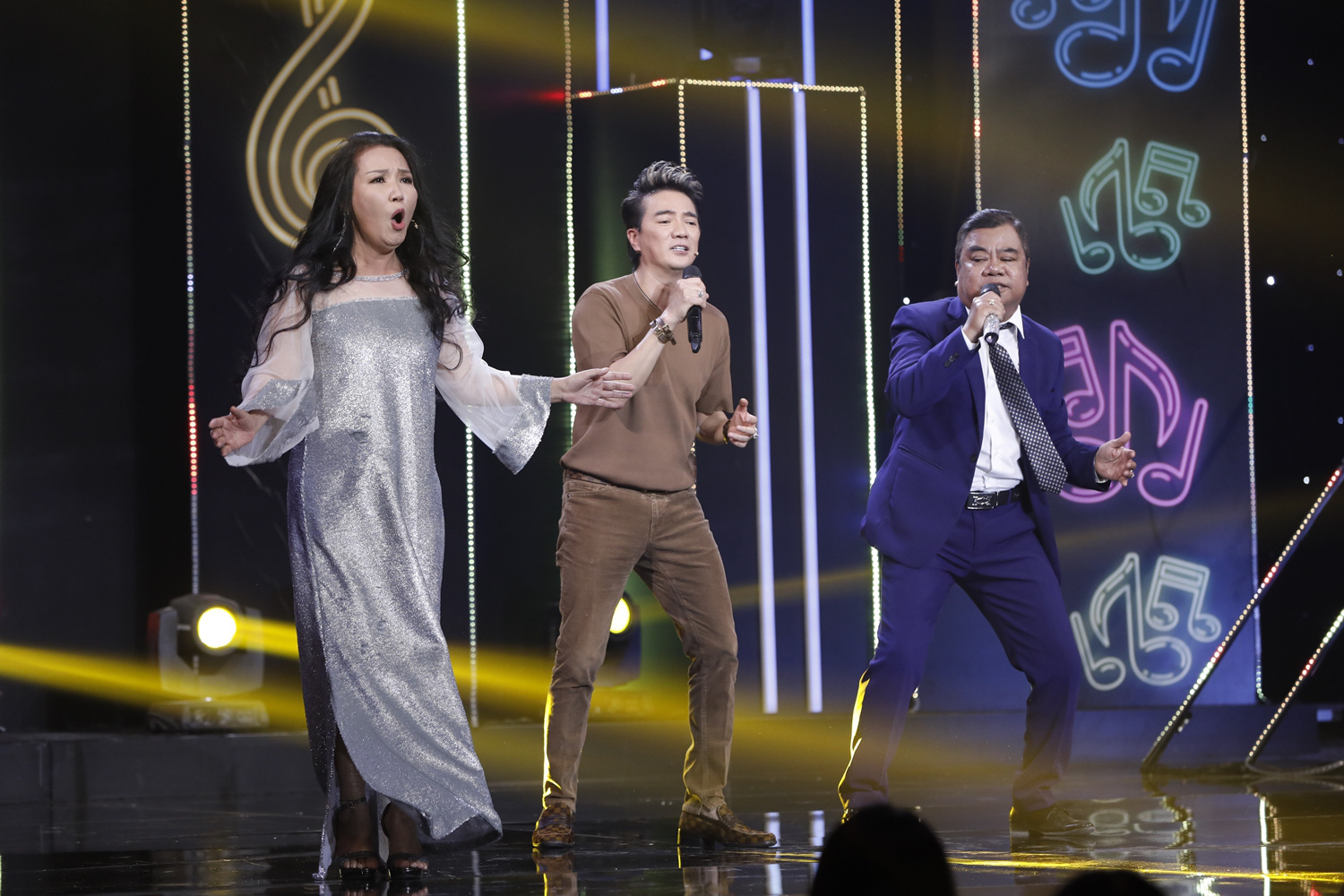 Giọng ca &ldquo;kim cương đen&rdquo; h&aacute;t được 18 ng&ocirc;n ngữ khiến ca sĩ Đ&agrave;m Vĩnh Hưng b&aacute;i phục - Ảnh 3.