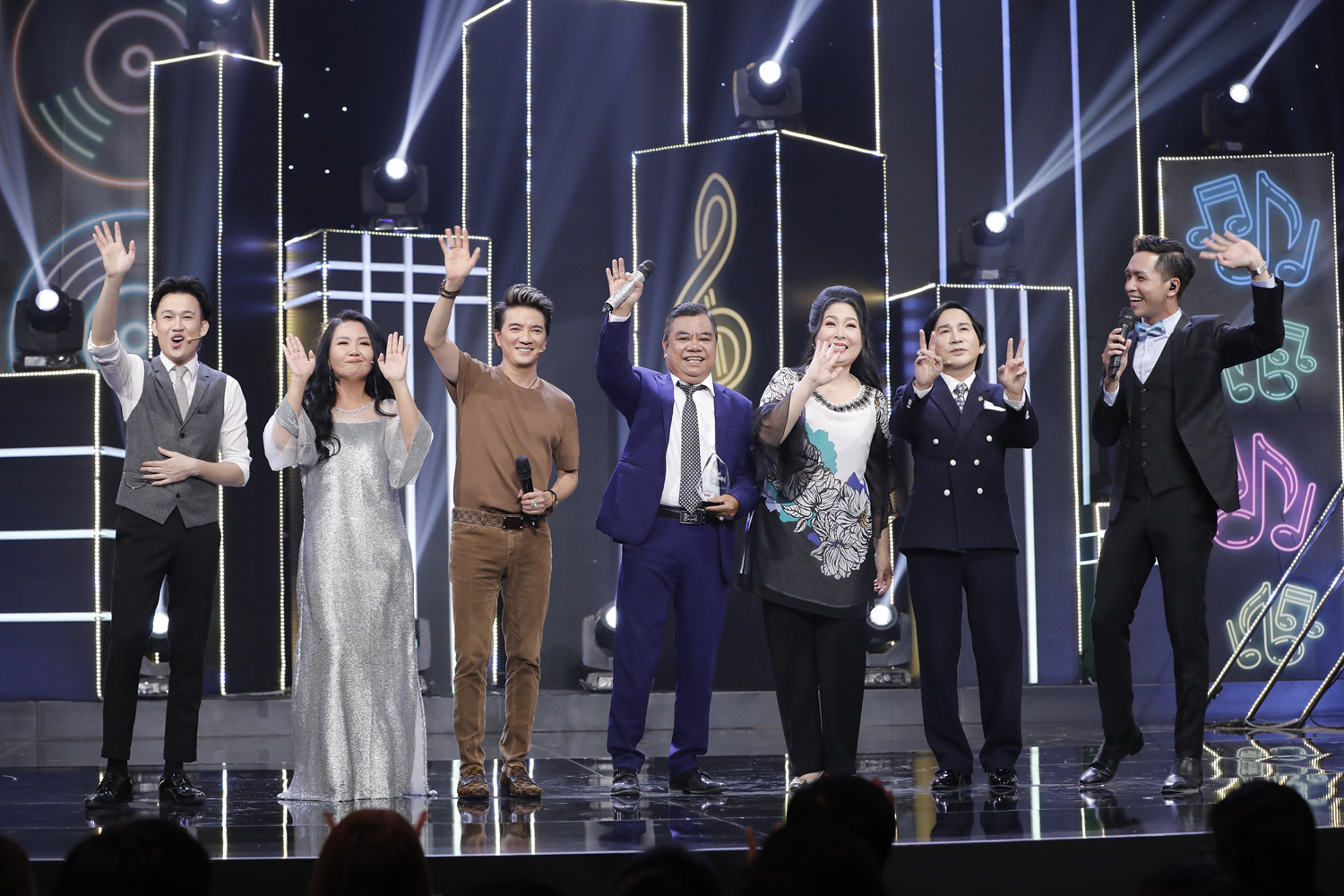 Giọng ca &ldquo;kim cương đen&rdquo; h&aacute;t được 18 ng&ocirc;n ngữ khiến ca sĩ Đ&agrave;m Vĩnh Hưng b&aacute;i phục - Ảnh 5.