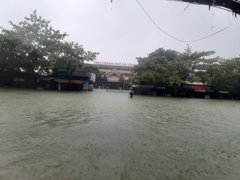 Chưa t&iacute;nh đến chuyện ph&aacute; đập tr&agrave;n bảo vệ đập ch&iacute;nh của hồ Kẻ Gỗ - Ảnh 1.