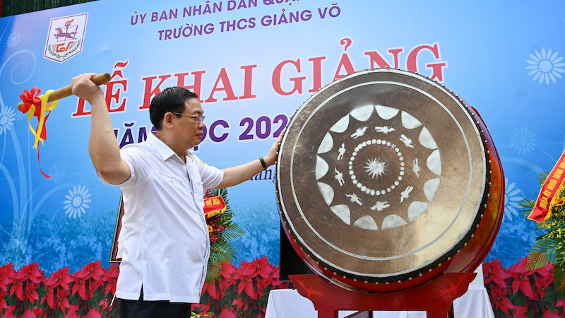 
Hanoi Party Secretary Vuong Dinh Hue beat the drum at Giang Vo Secondary School.

