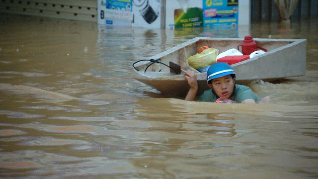 Thủ tướng: Chính phủ sẽ làm hết sức mình, khắc phục hậu quả mưa lũ miền Trung - Ảnh 1.