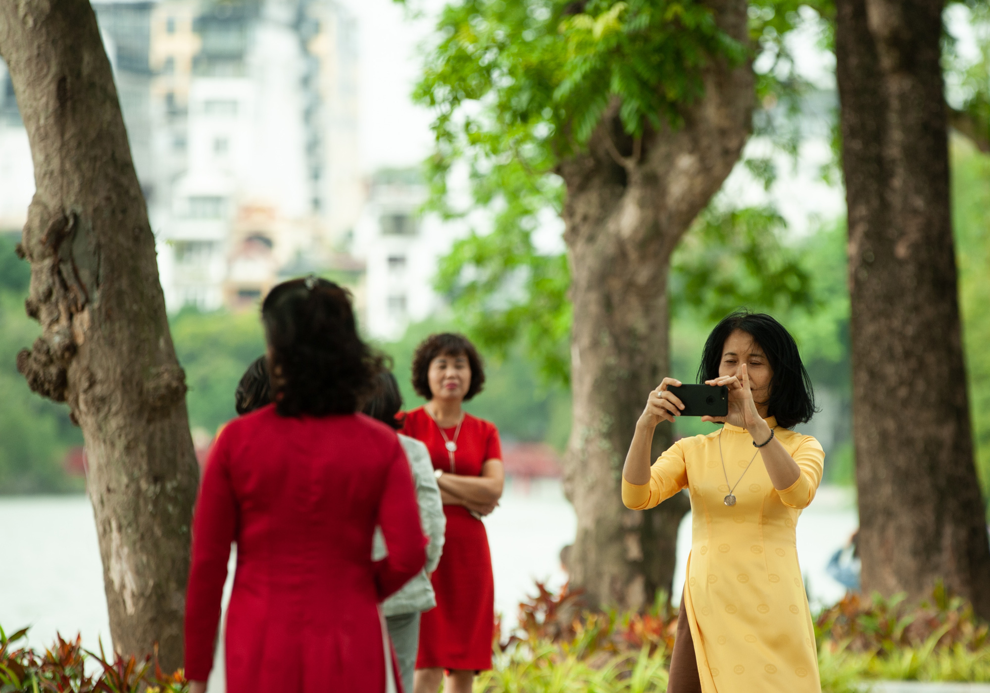 Hình nhóm phụ nữ mặc áo dài / có màu áo tươi sáng trong tiết thu