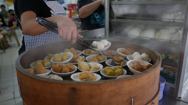 Giảm bay do dịch, phi công chuyển sang bán hàng rong, làm thợ mộc - Ảnh 1.