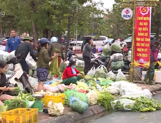 Giá thực phẩm tăng cao, khó mua ở vùng lũ Hà Tĩnh - Ảnh 1.