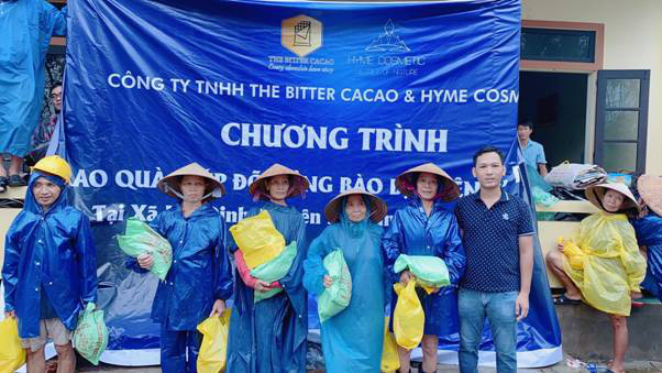 The Bitter Cacao trao tặng hơn 700 phần quà cho khúc ruột miền Trung - Ảnh 1. The Bitter Cacao trao tặng hơn 700 phần quà cho khúc ruột miền Trung - Ảnh 1.