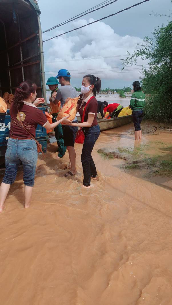 The Bitter Cacao trao tặng hơn 700 phần quà cho khúc ruột miền Trung - Ảnh 2. The Bitter Cacao trao tặng hơn 700 phần quà cho khúc ruột miền Trung - Ảnh 2.