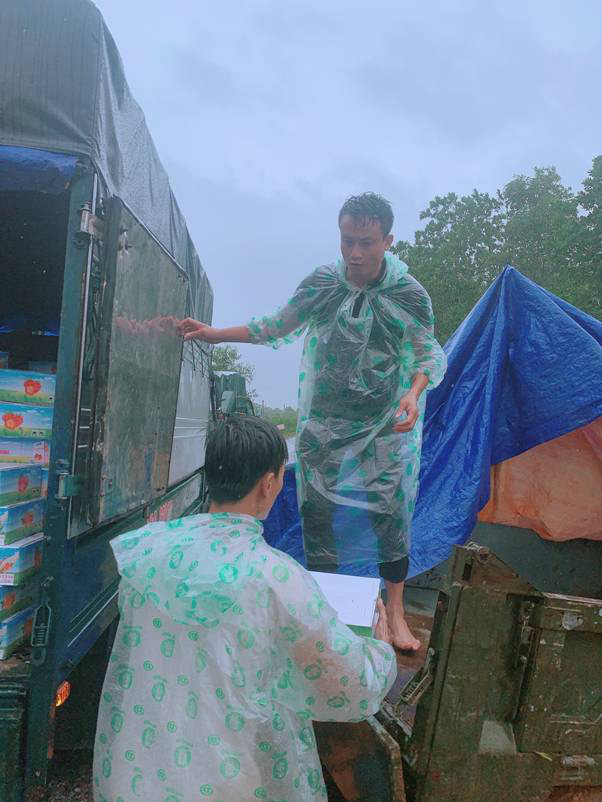 The Bitter Cacao trao tặng hơn 700 phần quà cho khúc ruột miền Trung - Ảnh 3. The Bitter Cacao trao tặng hơn 700 phần quà cho khúc ruột miền Trung - Ảnh 3.
