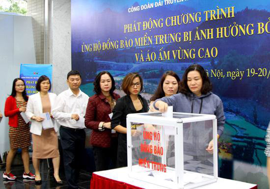 Trường Cao đẳng Truyền hình quyên góp ủng hộ đồng bào miền Trung - Ảnh 3. Trường Cao đẳng Truyền hình quyên góp ủng hộ đồng bào miền Trung - Ảnh 3.