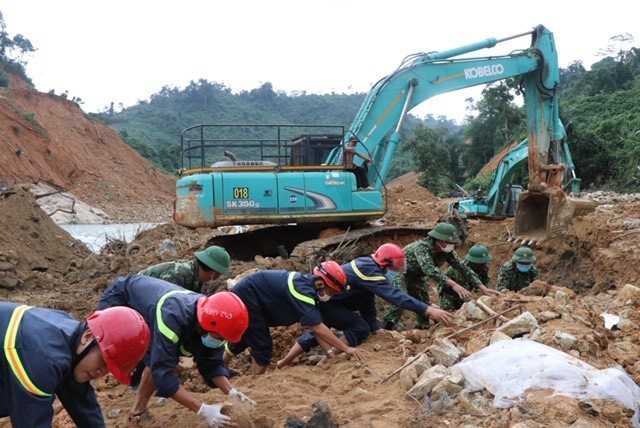 Vụ sạt lở tại Thủy điện Rào Trăng 3: Còn 12 nạn nhân vẫn đang mất tích - Ảnh 6.