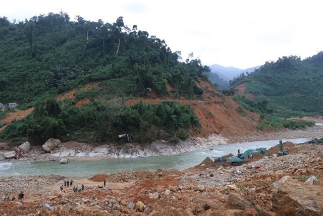 Vụ sạt lở Thủy điện Rào Trăng 3: Lên phương án nắn dòng sông để tìm kiếm nạn nhân - Ảnh 4.