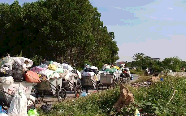 Thành ủy Hà Nội họp giải quyết tình trạng người dân chặn xe rác vào bãi rác Nam Sơn - Ảnh 1.