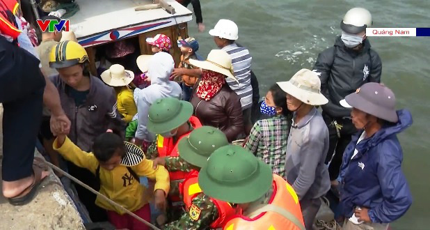 Miền Trung huy động toàn lực chống bão, 5 địa phương yêu cầu người dân không ra khỏi nhà tối 27/10 - Ảnh 3.