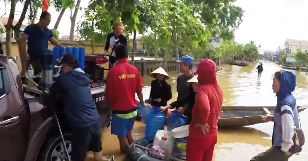 Bình lọc nước dã chiến công suất lớn cho người dân vùng lũ - Ảnh 1.