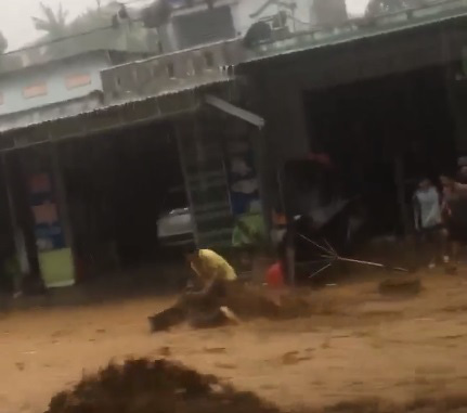 May mắn thoát chết khi bị nước lũ cuốn ở Quảng Nam - Ảnh 1. May mắn thoát chết khi bị nước lũ cuốn ở Quảng Nam - Ảnh 1.