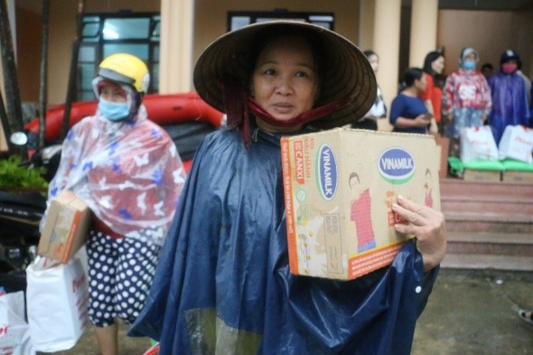 Người lao động Vinamilk góp ngày lương, hỗ trợ miền Trung mùa bão lũ gần 4 tỷ đồng - Ảnh 3.