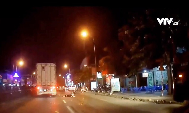 Tổ l&aacute;i tr&ecirc;n cao tốc, xe m&aacute;y lao thẳng v&agrave;o đu&ocirc;i xe container - Ảnh 1.