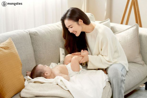 Choi Ji Woo lần đầu xuất hiện sau 5 tháng sinh con - Ảnh 4.