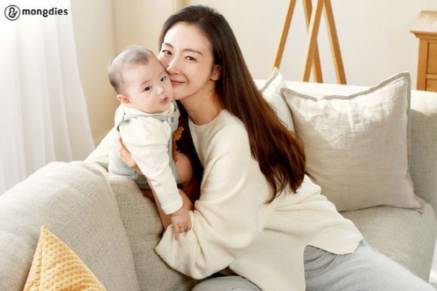 Choi Ji Woo lần đầu xuất hiện sau 5 tháng sinh con - Ảnh 2.