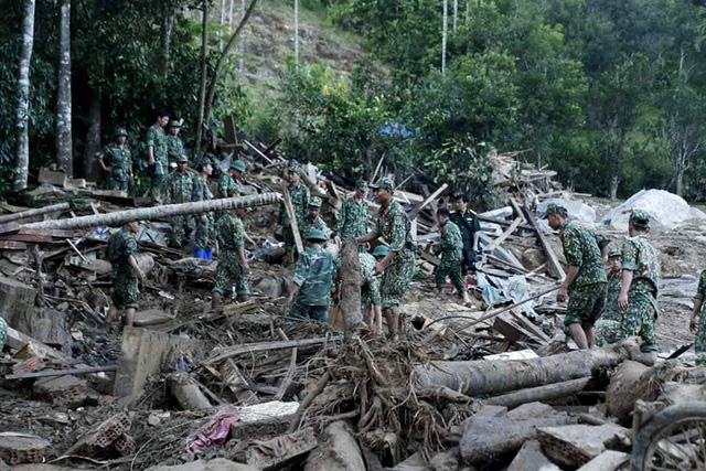 Chuẩn bị máy nổ, sẵn sàng xuyên đêm tìm kiếm các nạn nhân vụ sạt lở ở Trà Leng - Ảnh 2.