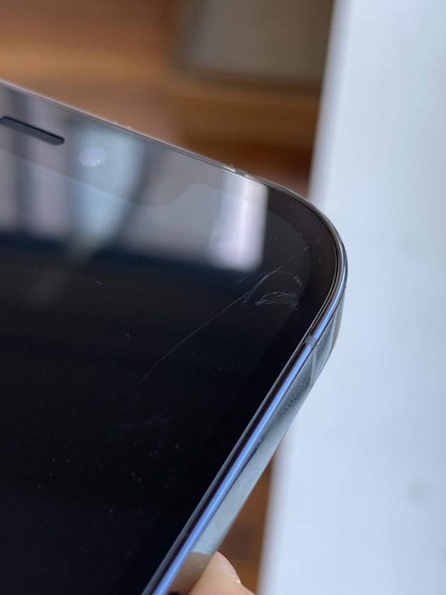 Trang bị mặt kính siêu bền, màn hình iPhone 12 vẫn dễ bị trầy xước - Ảnh 1.