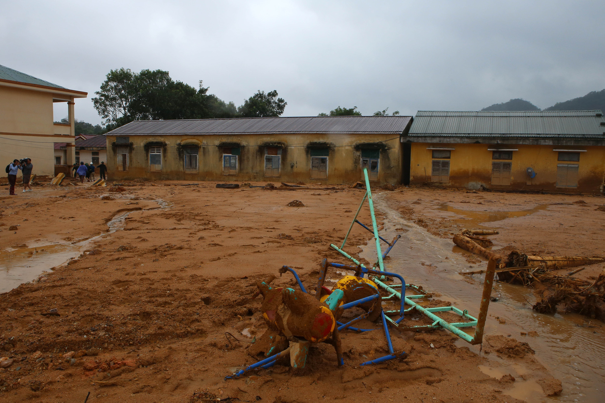 Con sợ đất, sợ nước... v&aacute; v&iacute;u giấc mơ đến trường của những đứa trẻ v&ugrave;ng lũ - Ảnh 2.