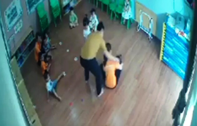 Phụ huynh giật tóc, tát vào mặt bé gái 2 tuổi đã ra công an trình diện - Ảnh 1. Phụ huynh giật tóc, tát vào mặt bé gái 2 tuổi đã ra công an trình diện - Ảnh 1.